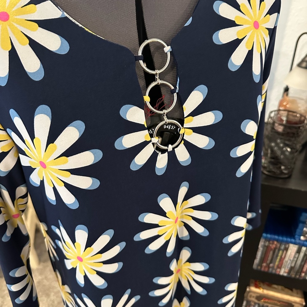 Women’s dress
Bright flowers